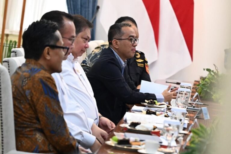 Presiden-Prabowo-Perkuat-Industri-Tekstil-Lindungi-Jutaan-Pekerja-dan-Produk-Dalam-Negeri-1024x683